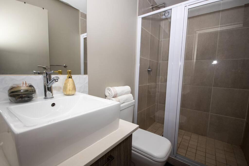 Luxury, Location, & Convenience. Apartment Йоханесбург Екстериор снимка